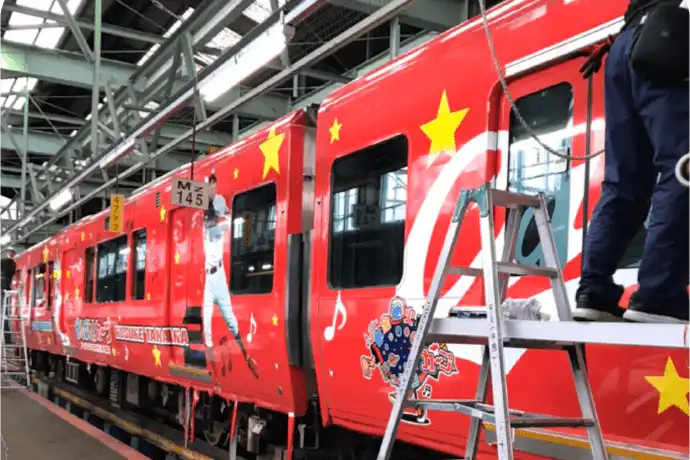 鉄道ラッピング作業