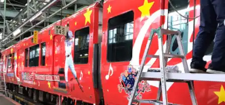 事業内容：鉄道ラッピング作業